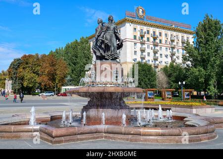 VOLGOGRAD, RUSSIA - 19 SETTEMBRE 2021: Fontana di amicizia in un giorno di settembre soleggiato Foto Stock