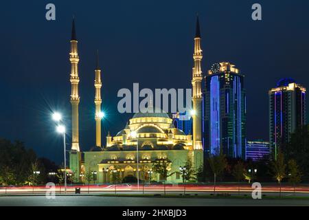 GROZNY, RUSSIA - 29 SETTEMBRE 2021: Vista della moschea centrale "cuore della Cecenia" alla fine di settembre sera. Repubblica cecena Foto Stock