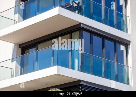 Grande finestra di fronte ad un nuovo edificio di appartamenti Foto Stock