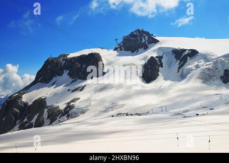 Paesaggio di montagna con Klein Matterhorn. Vista dall'altopiano Rosa, Valle d'Aosta, Italia. Foto Stock