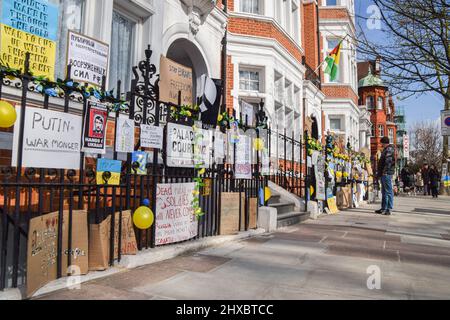 Londra, Regno Unito. 10th Mar 2022. Cartelli anti-Putin, anti-guerra, pro-Ucraina sono visti di fronte all’ambasciata russa a Londra. I manifestanti e i cittadini hanno aggiunto cartelli, cartelli e messaggi a sostegno dell’Ucraina e in opposizione al presidente russo Vladimir Putin e alla guerra contro una recinzione di fronte all’ambasciata russa a Kensington, mentre l’attacco russo all’Ucraina continua. Credit: SOPA Images Limited/Alamy Live News Foto Stock