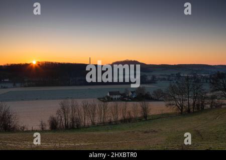Sunrise sopra la valle di Jeker con i vigneti vicino a Maastricht con una vista sul confine del paese e il paesaggio tipico colline ondulate che questo Foto Stock