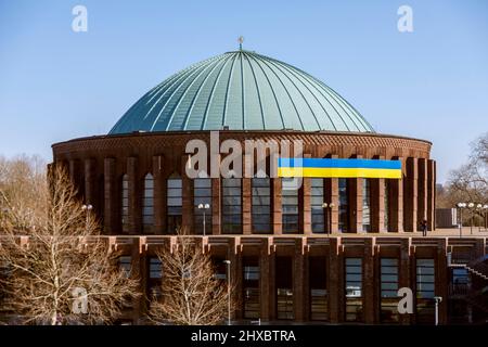 I colori nazionali dell'Ucraina al Tonhalle Dusseldorf Foto Stock