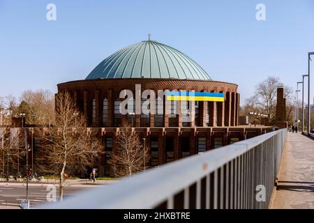I colori nazionali dell'Ucraina al Tonhalle Dusseldorf Foto Stock