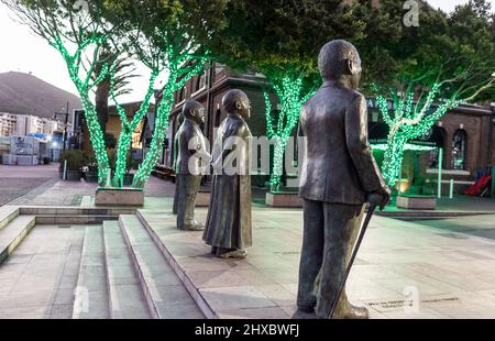 Le quattro sculture di bronzo dei vincitori del Premio Nobel per la Pace in Piazza Nobel presso il lungomare di Città del Capo Sud Africa Foto Stock