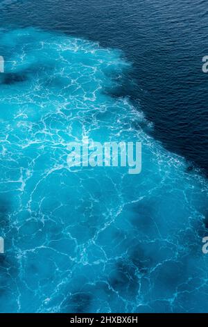 Astratto sfondo d'acqua dell'oceano si gonfia da traghetto che si muove attraverso l'oceano Foto Stock