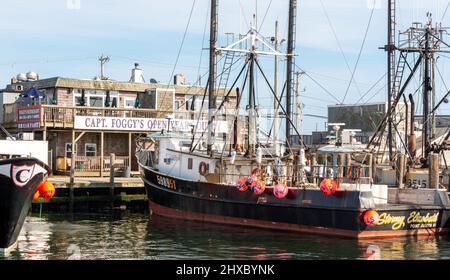 Narragansett, Rhode Island, USA - 27 giugno 2022: Barche commerciali di aragosta di pesca ancorate nel porto di fronte al ristorante e al mercato del Capitano Foggy. Foto Stock