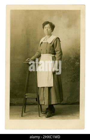 Posta WW1 era cartolina della cameriera nera, dal Florence Studio, Camden Town, Londra, Inghilterra, Regno Unito datato 25 ottobre 1919. Foto Stock