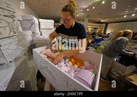 Amanda Findlay confezionerà articoli in baby box preamati per inviare ai rifugiati in fuga dal conflitto in Ucraina, presso il centro commerciale Glasgow Forge di Parkhead, Glasgow. Data foto: Venerdì 11 marzo 2022. Foto Stock