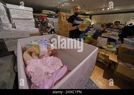 Amanda Findlay confezionerà articoli in baby box preamati per inviare ai rifugiati in fuga dal conflitto in Ucraina, presso il centro commerciale Glasgow Forge di Parkhead, Glasgow. Data foto: Venerdì 11 marzo 2022. Foto Stock