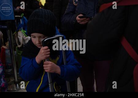 Przemysl, Polonia. 08th Mar 2022. Un ragazzo ucraino attutì una valigia alla stazione di Przemysl. (Foto di Fer Capdepon Arroyo/Pacific Press) Credit: Pacific Press Media Production Corp./Alamy Live News Foto Stock