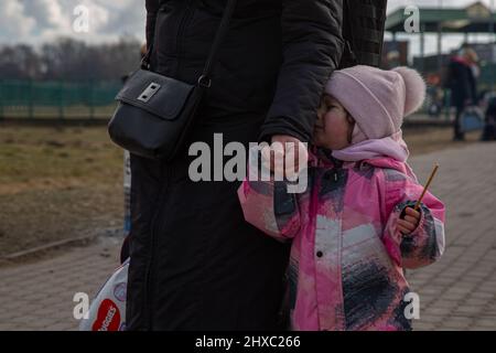 Medyka, Polonia. 08th Mar 2022. Una ragazza Ucraina grida dopo aver attraversato il confine da Medyka alla Polonia.migliaia di ucraini arrivano in Polonia attraverso il confine di Medyka in fuga dalla guerra. Da quando è iniziata l'invasione russa dell'Ucraina, più di 2 milioni di persone sono fuggite per rifugiarsi, la stragrande maggioranza di loro donne e bambini. (Foto di Fer Capdepon Arroyo/Pacific Press) Credit: Pacific Press Media Production Corp./Alamy Live News Foto Stock