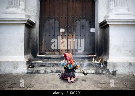 Cerimonia religiosa al colorato mercato Maya di Chichicastenango in Guatemala, America Centrale. Foto Stock