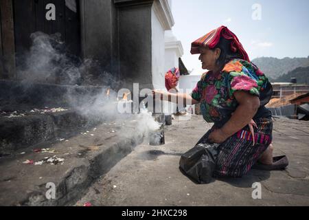 Cerimonia religiosa al colorato mercato Maya di Chichicastenango in Guatemala, America Centrale. Foto Stock