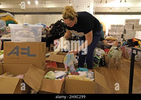 Amanda Findlay confezionerà articoli in baby box preamati per inviare ai rifugiati in fuga dal conflitto in Ucraina, presso il centro commerciale Glasgow Forge di Parkhead, Glasgow. Data foto: Venerdì 11 marzo 2022. Foto Stock