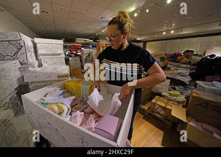 Amanda Findlay confezionerà articoli in baby box preamati per inviare ai rifugiati in fuga dal conflitto in Ucraina, presso il centro commerciale Glasgow Forge di Parkhead, Glasgow. Data foto: Venerdì 11 marzo 2022. Foto Stock