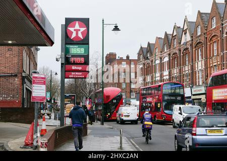 Londra, Regno Unito. 11.03.22. I prezzi della benzina e del diesel hanno raggiunto un nuovo record che supera i £1,65 e i £170 litri in una stazione di benzina Texaco a Londra del sud. I prezzi della benzina sono aumentati in media oltre £1,60 litri per la prima volta, poiché l'invasione russa dell'Ucraina continua ad incidere sul costo del petrolio in tutto il mondo. Credit: SMP News / Alamy Live News Foto Stock