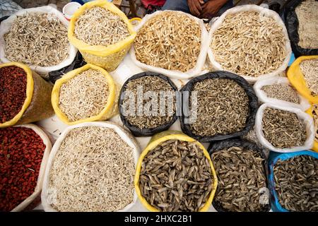 Pesce essiccato in vendita al colorato mercato Chichicastenango Mayan settimanale in Guatemala, America Centrale. Foto Stock