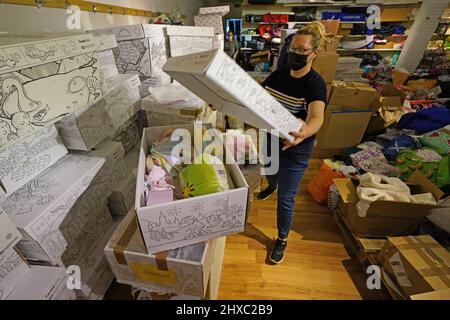 Amanda Findlay confezionerà articoli in baby box preamati per inviare ai rifugiati in fuga dal conflitto in Ucraina, presso il centro commerciale Glasgow Forge di Parkhead, Glasgow. Data foto: Venerdì 11 marzo 2022. Foto Stock