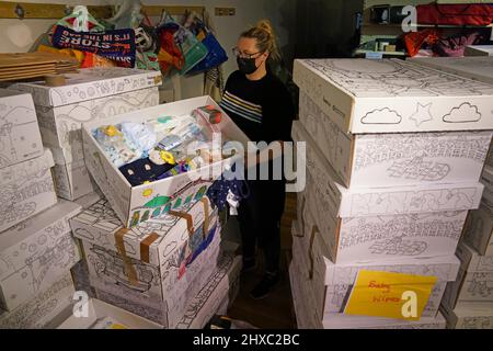 Amanda Findlay confezionerà articoli in baby box preamati per inviare ai rifugiati in fuga dal conflitto in Ucraina, presso il centro commerciale Glasgow Forge di Parkhead, Glasgow. Data foto: Venerdì 11 marzo 2022. Foto Stock