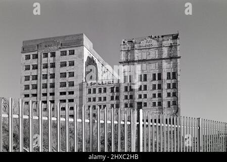 Il deprecato edificio Spillers Millennium Mills a Silvertown, London Docklands, Regno Unito, all'inizio del 2022, in attesa di un nuovo sviluppo Foto Stock