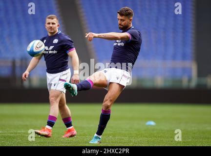 Adam Hastings in Scozia durante la corsa di un capitano allo Stadio Olimpico, Roma. Data foto: Venerdì 11 marzo 2022. Foto Stock