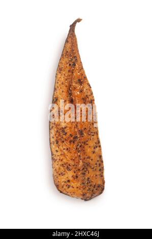 Scatto da studio di filetti di sgombro affumicati a caldo, con peppered tagliati su uno sfondo bianco - John Gollop Foto Stock