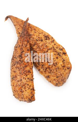 Scatto da studio di filetti di sgombro affumicati a caldo, con peppered tagliati su uno sfondo bianco - John Gollop Foto Stock