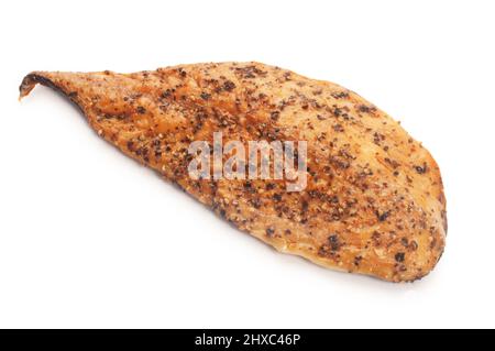 Scatto da studio di filetti di sgombro affumicati a caldo, con peppered tagliati su uno sfondo bianco - John Gollop Foto Stock