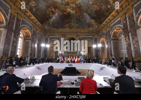 Parigi, Francia. 11th Mar 2022. I leader dell'Unione europea partecipano a un vertice al castello di Versailles, vicino Parigi, Francia, venerdì 11 marzo 2022. I leader dell'UE stanno cercando di trovare il modo per affrontare le conseguenze dell'invasione russa dell'Ucraina che ha colpito l'economia e le esigenze di difesa del blocco. Foto dell'Unione europea/ Credit: UPI/Alamy Live News Foto Stock