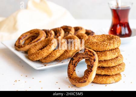 Biscotti tradizionali ad anello di sesamo medio-orientale chiamati kandil simidi. Bagel al sesamo turco. Primo piano Foto Stock