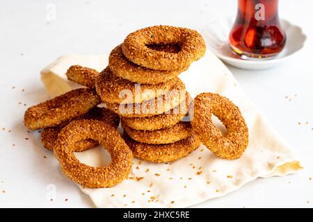 Biscotti tradizionali ad anello di sesamo medio-orientale chiamati kandil simidi. Bagel al sesamo turco. Primo piano Foto Stock