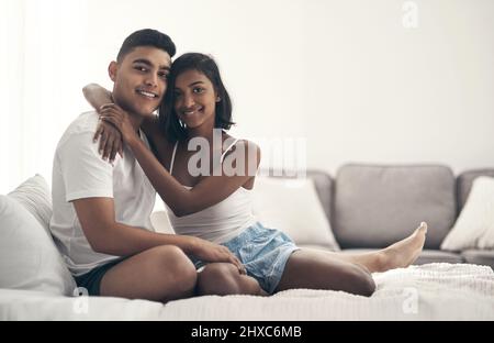 Ci piace trascorrere il tempo insieme. Scatto di una giovane coppia che condivide un momento intimo a casa. Foto Stock