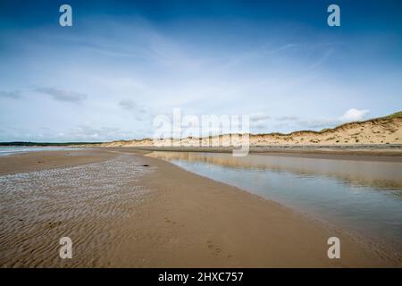 Newborough Beach sulla Anglesey Ynys Mon North Wales uk guardando verso l'isola di Llanddwyn Foto Stock