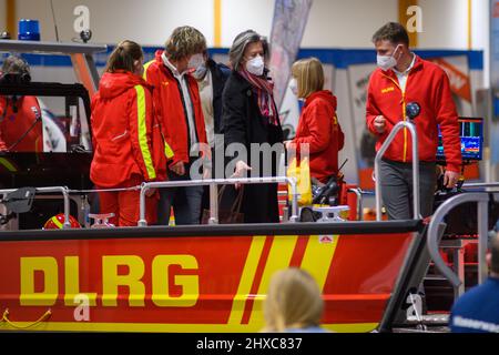 Magdeburg, Germania. 11th Mar 2022. Tamara Zieschang (CDU), Ministro dell'interno della Sassonia-Anhalt, visita lo stand DLRG alla fiera 'Magdeboot'. Lì ha consegnato una nuova barca di salvataggio alla Life Saving Society. La fiera degli sport e degli sport acquatici è iniziata il 11 marzo 2022 e dura fino al 13 marzo 2022. Credit: Klaus-Dietmar Gabbert/dpa/Alamy Live News Foto Stock