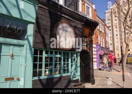 The World's End Shop and backward clock face, 430 King's Road, Chelsea, Londra, Inghilterra, REGNO UNITO Foto Stock