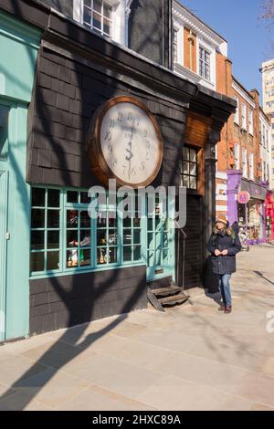 The World's End Shop and backward clock face, 430 King's Road, Chelsea, Londra, Inghilterra, REGNO UNITO Foto Stock