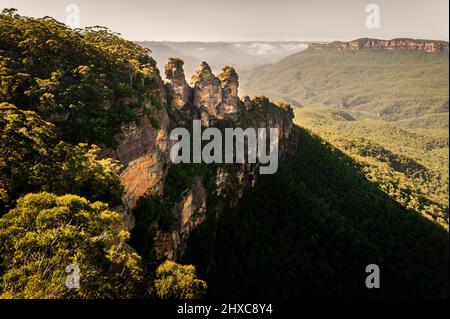 Famosa formazione rocciosa delle tre Sorelle a Katoomba. Foto Stock