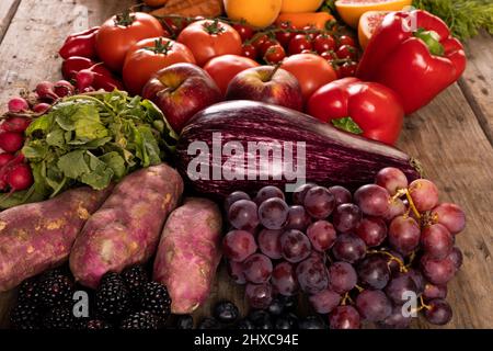 Angolo di alta vista di vari frutti e verdure sul tavolo Foto Stock