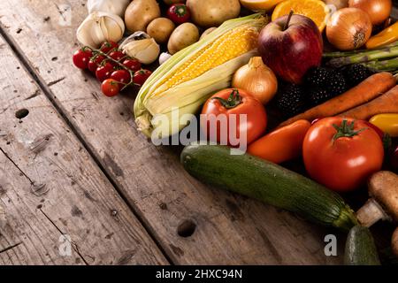 Vista ad angolo di varie verdure e frutta su un tavolo di legno Foto Stock