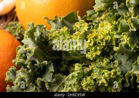Estremo primo piano di kale con arance Foto Stock
