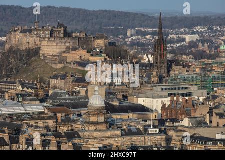 Una vista del Castello di Edimburgo da Salisbury Crags Foto Stock