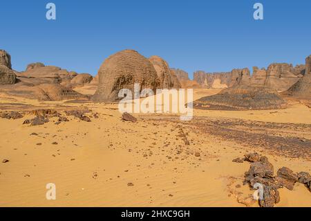 Famose rocce di Hoggar nel deserto del Sahara settentrionale Foto Stock