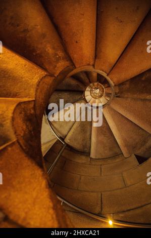 Scale elicoidali a spirale delle torri della Passione all'interno della Basilica della Sagrada Familia (Barcellona, Catalogna, Spagna) ESP: Escalera de caracol elicoidale Foto Stock