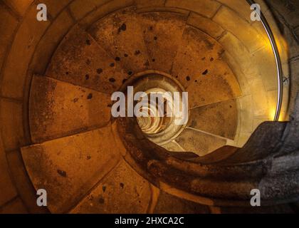 Scale elicoidali a spirale delle torri della Passione all'interno della Basilica della Sagrada Familia (Barcellona, Catalogna, Spagna) ESP: Escalera de caracol elicoidale Foto Stock