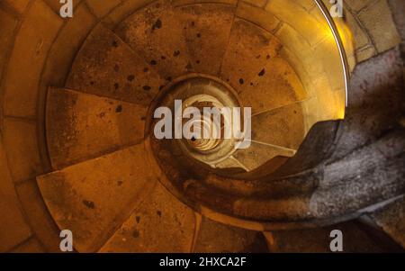 Scale elicoidali a spirale delle torri della Passione all'interno della Basilica della Sagrada Familia (Barcellona, Catalogna, Spagna) ESP: Escalera de caracol elicoidale Foto Stock