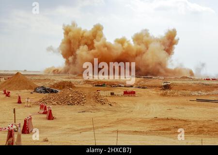 Tempesta di polvere di roccia dopo l'abbattimento dei denotatori nel deserto arabo Foto Stock