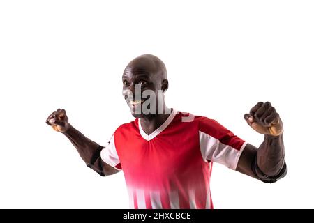 Eccitata giovane giocatore di pallamano afroamericano maschile che festeggia il gol su sfondo bianco Foto Stock