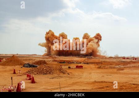 Tempesta di polvere durante l'operazione di detonazione sul cantiere dell'Oman Foto Stock