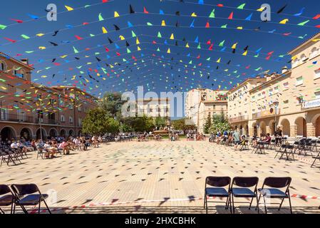 Piazza del Municipio di Navàs in occasione della festa patronale di Navàs (la Festa Major) (Barcellona, Catalogna, Spagna) ESP: Plaza de Navàs, Barcellona Foto Stock